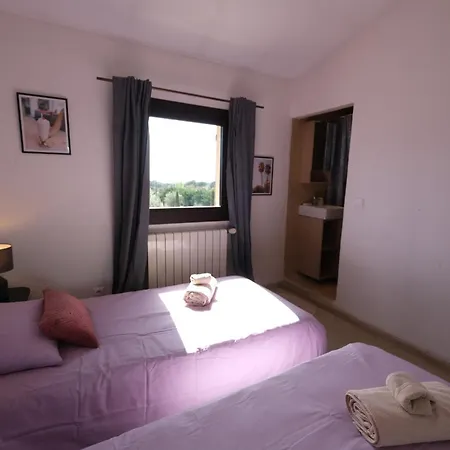 Villa Provencal Farmhouse, Mont Ventoux View, 2 Pools *